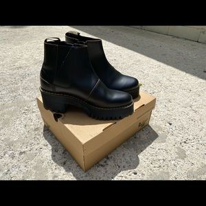 ROMETTY II VINTAGE SMOOTH LEATHER CHELSEA BOOTS by Dr. Martens